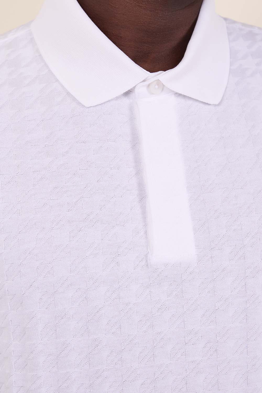 תמונת תקריב דוגמן של חולצת פולו