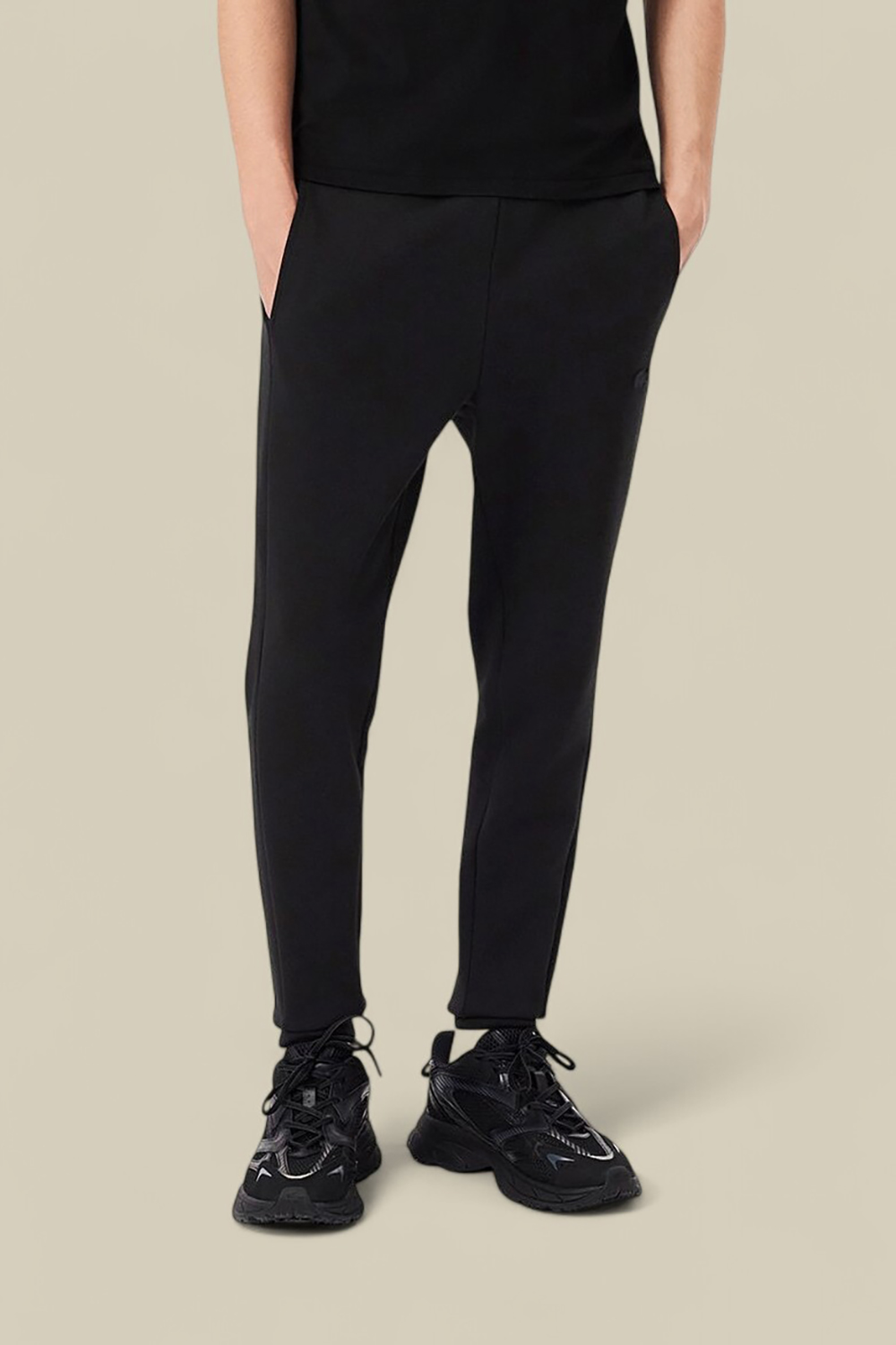 תמונת דוגמן קידמית של מכנסי ג'וג סלים פיט