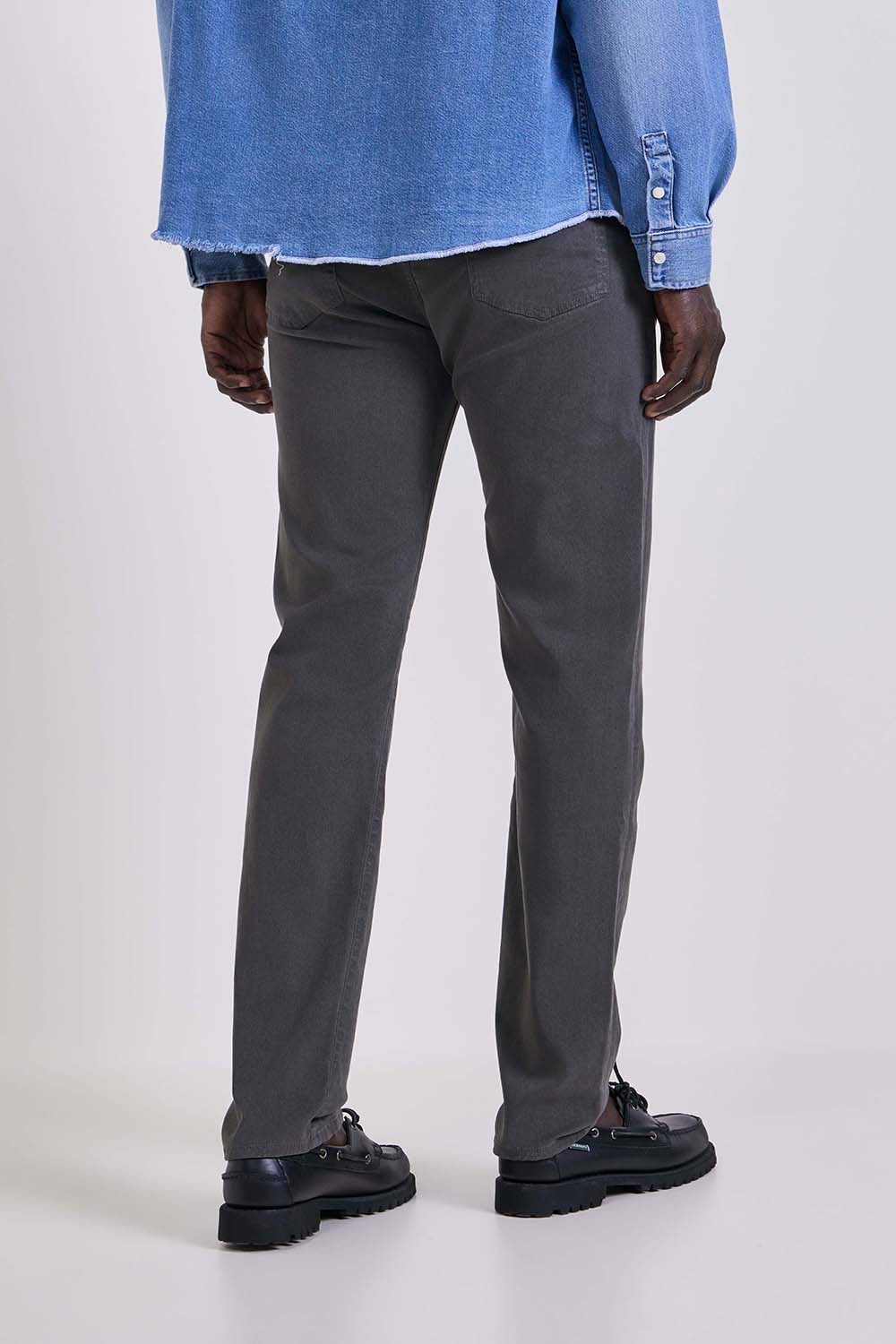 תמונת דוגמן אחורית של מכנסי ג'ינס בגזרת סלים