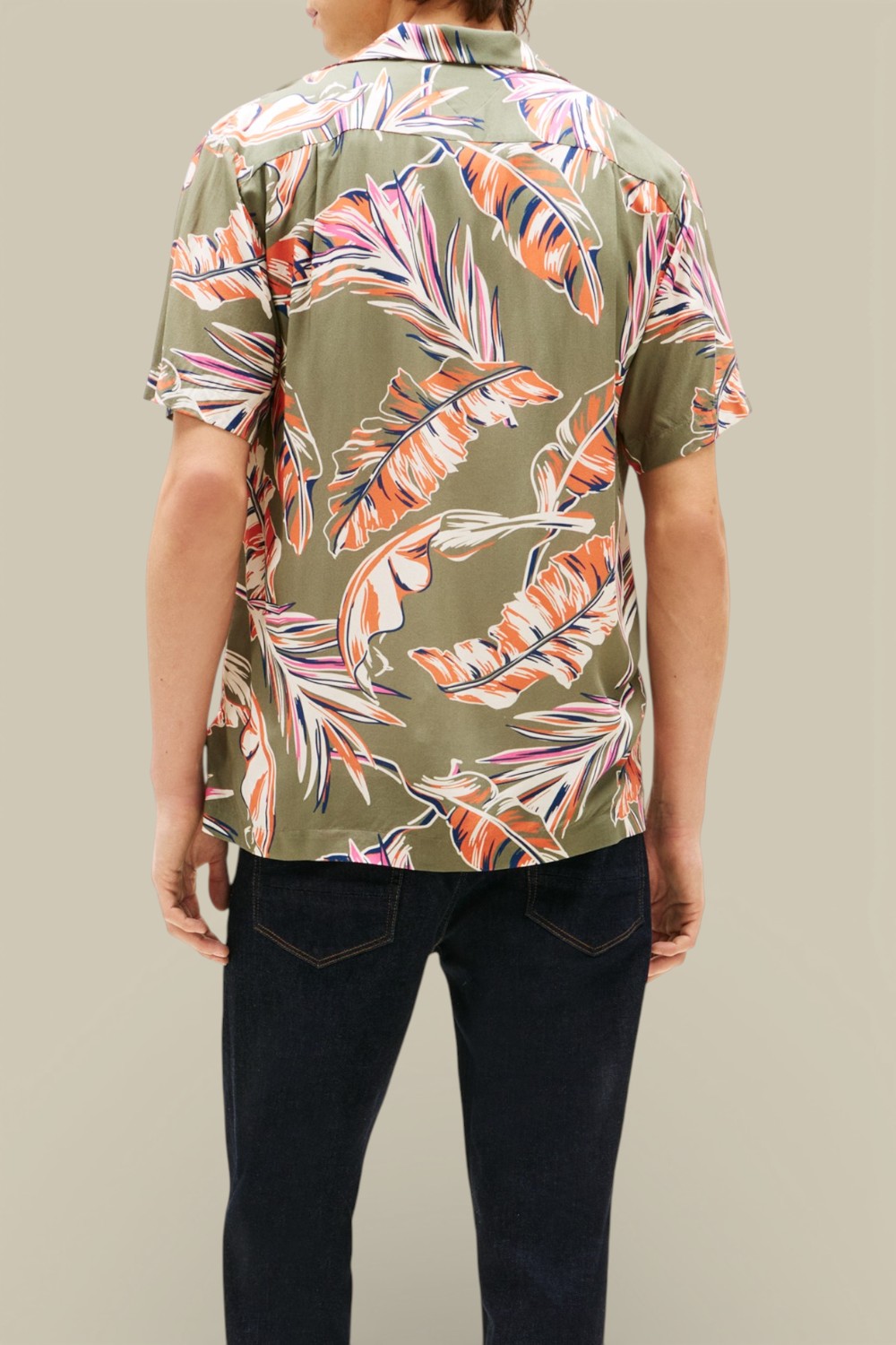 תמונת דוגמן אחורית של חולצת כפתורים קצרה