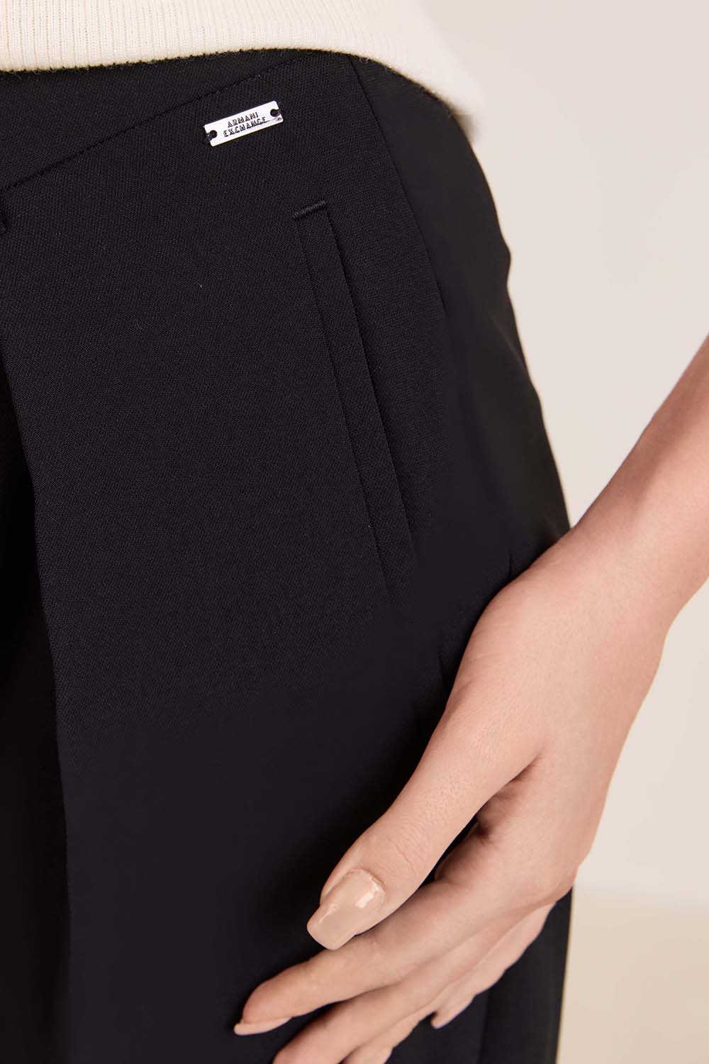 תמונת תקריב דוגמן של מכנסיים מחויטים