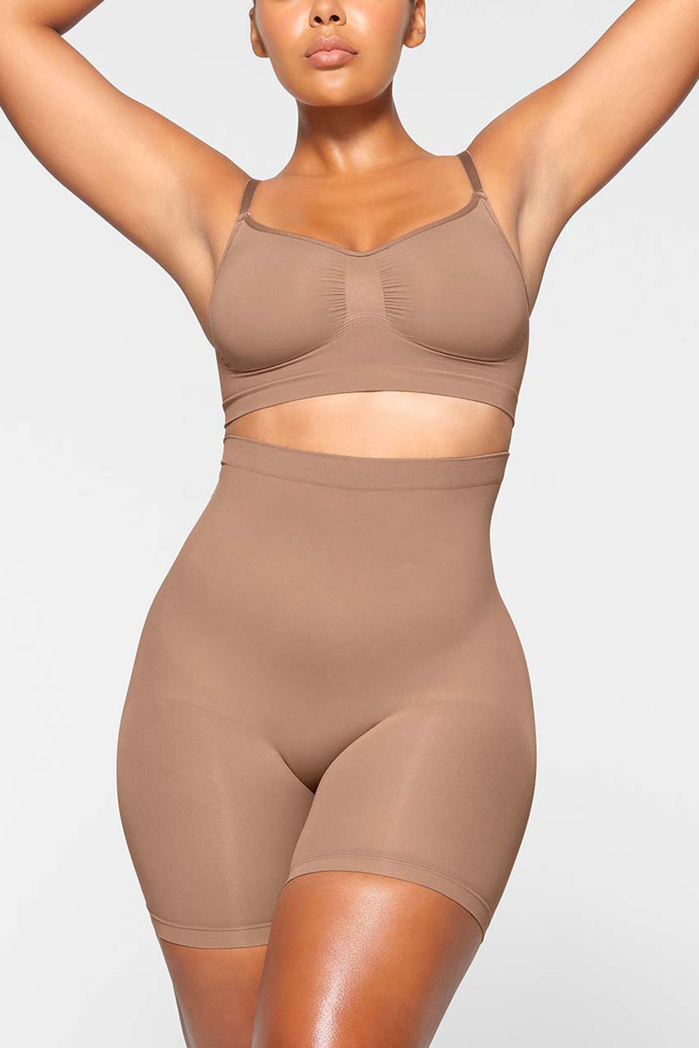 תמונת דוגמן קידמית של MID THIGH SHORT