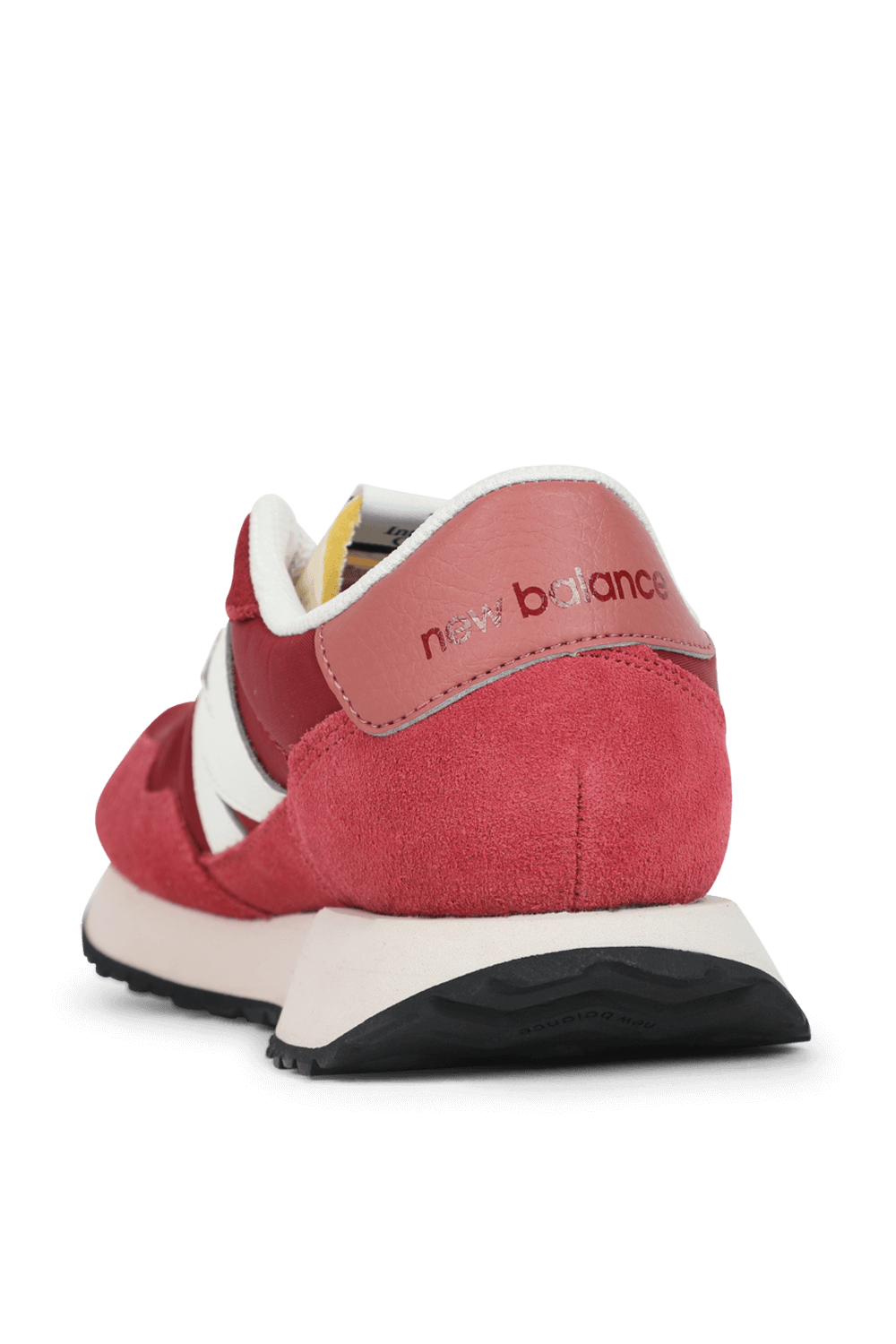 תמונה אחורית של נעלי סניקרס קלאסיות בגווני אדום ולבן