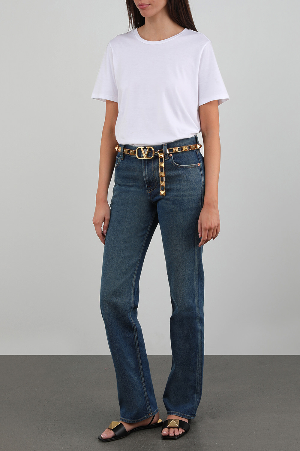 תמונת דוגמן קידמית של חגורת שרשרת מטאלית עם לוגו וי