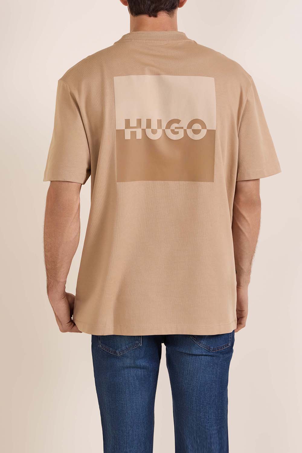 תמונת דוגמן אחורית של חולצת טי