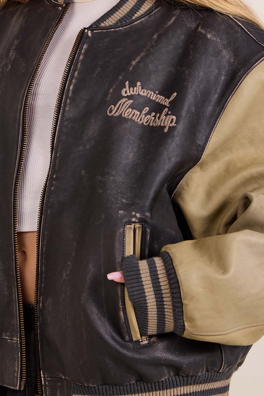 תמונת תקריב דוגמן של ז'קט עור בומבר