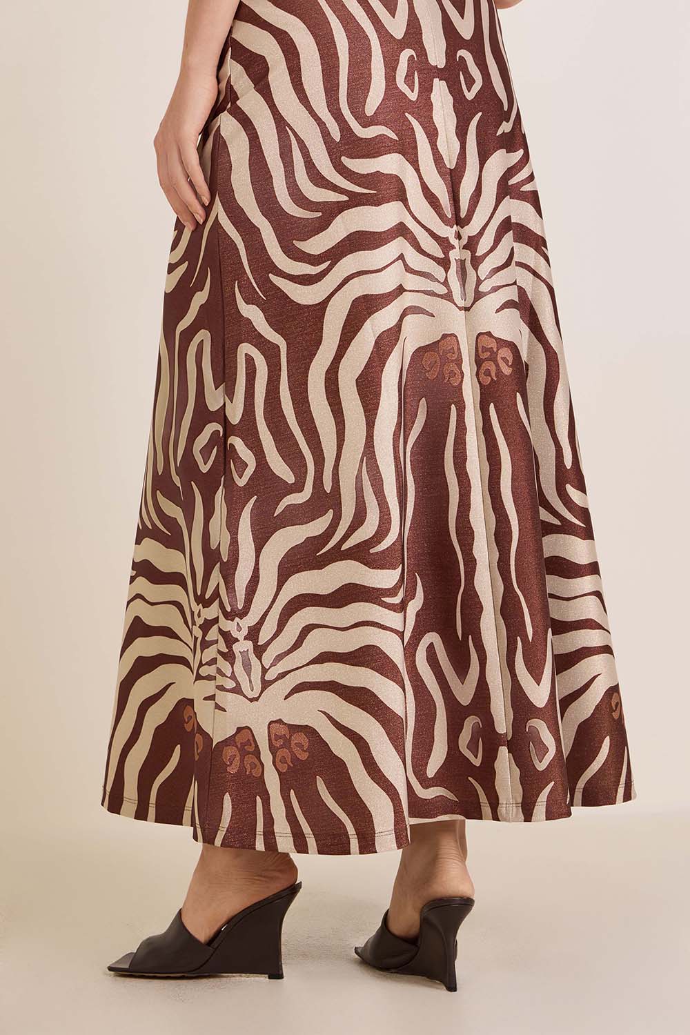 תמונת דוגמן אחורית של חצאית מידי