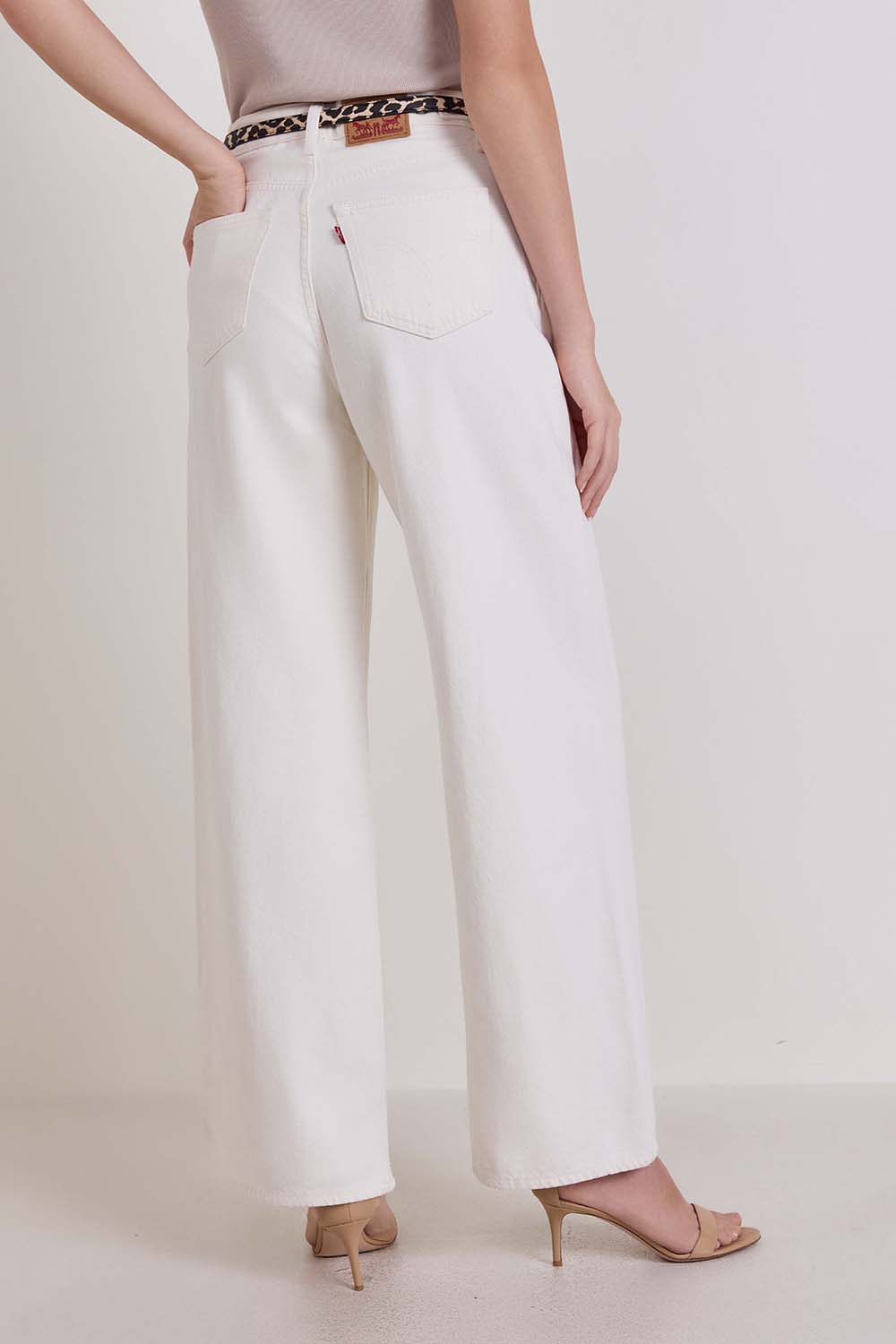 תמונת דוגמן אחורית של מכנסי ג'ינס רחבים