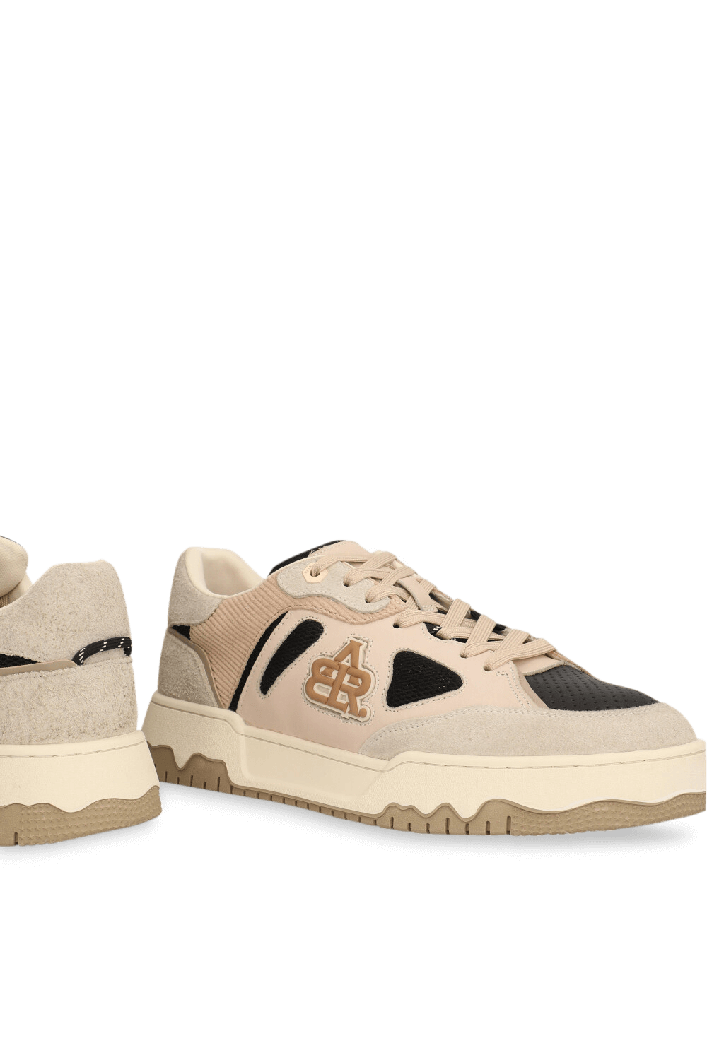 תמונת תקריב של נעלי סניקרס