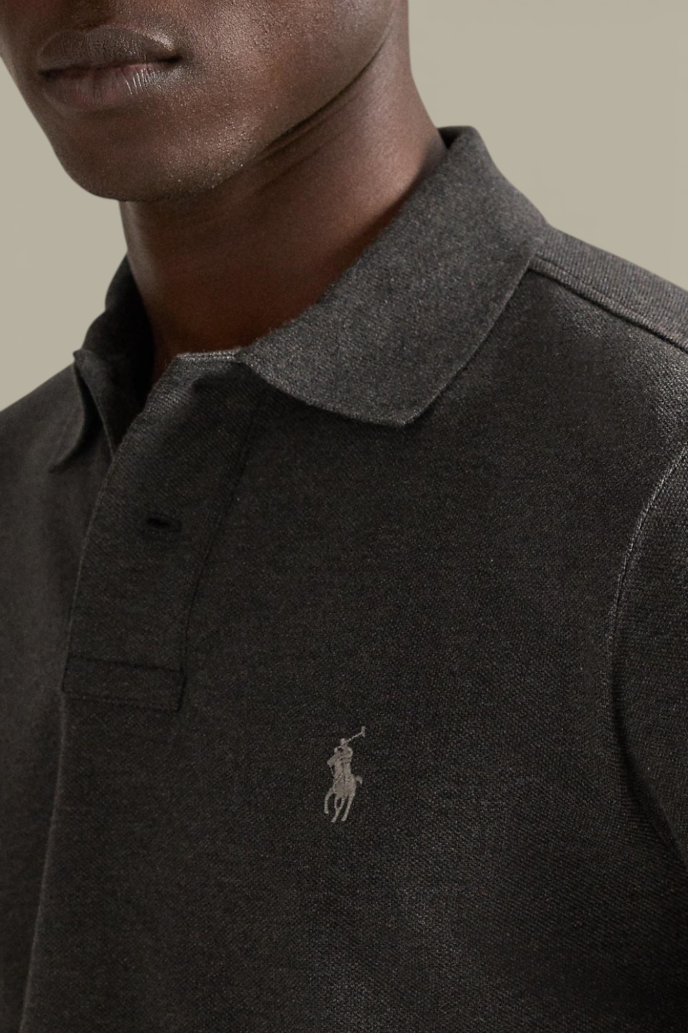 תמונת תקריב דוגמן של חולצת פולו ארוכה