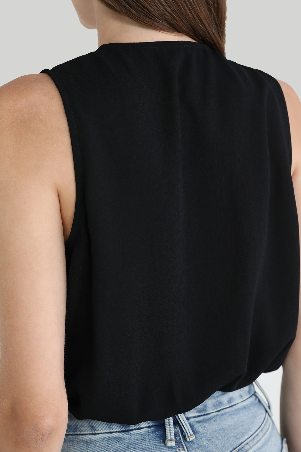 תמונת תקריב דוגמן של בגד גוף סאטן