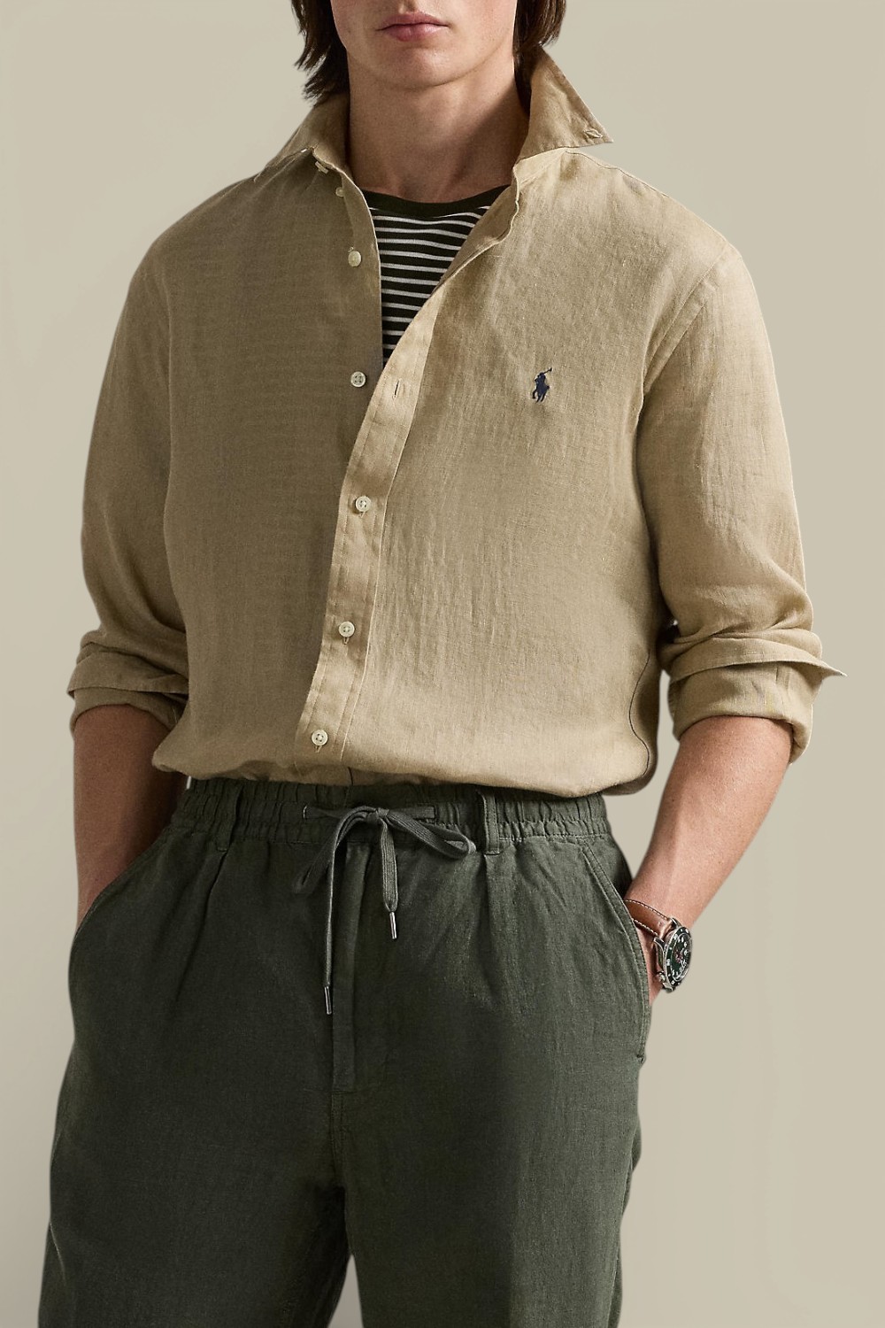 תמונת דוגמן קידמית של חולצות כפתורים ארוכה