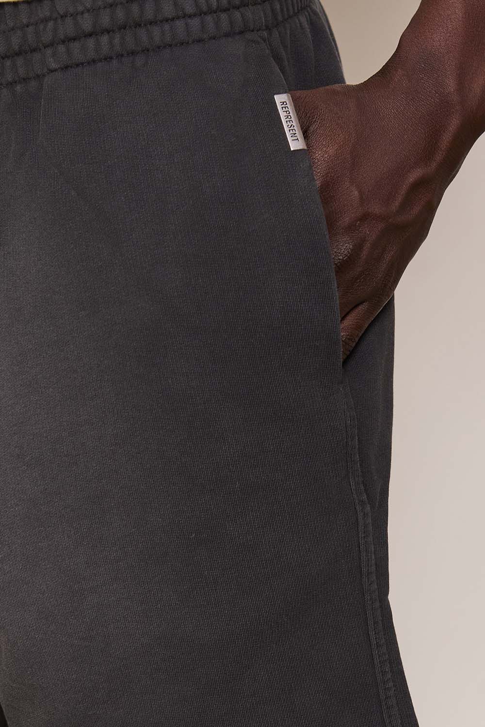 תמונת דוגמן אחורית של מכנסיים קצרים