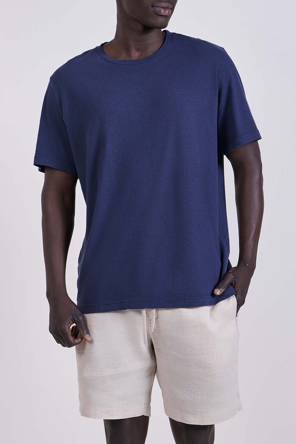 תמונת דוגמן קידמית של חולצת טי בגזרה ישרה