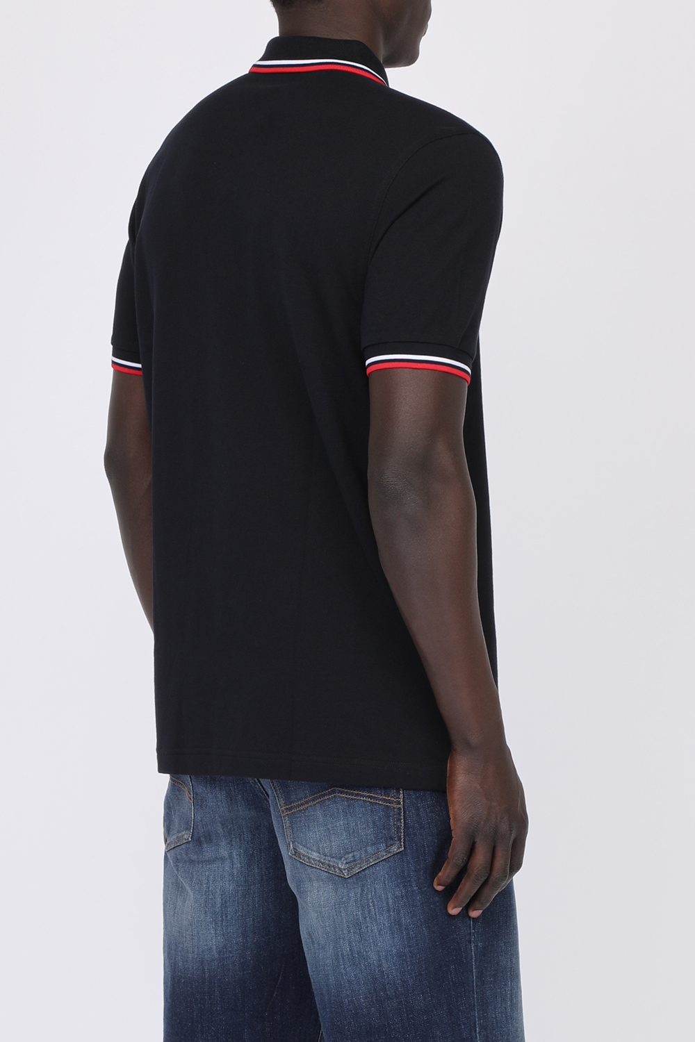 חולצת פולו ספורטיבית שחורה עם לוגו אדום FRED PERRY