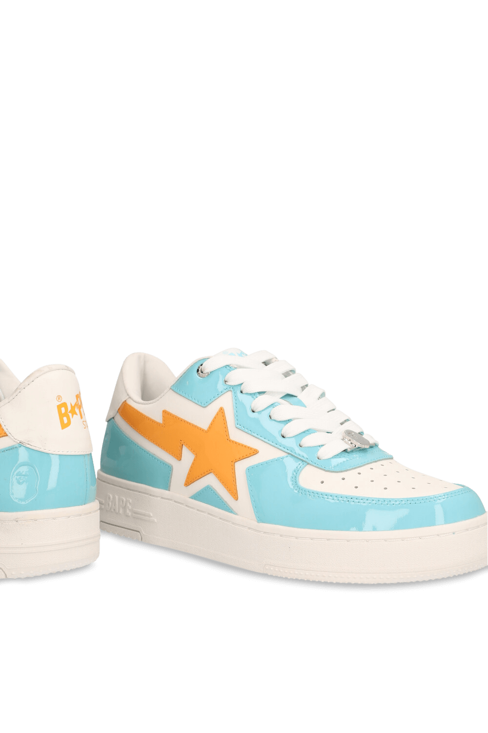 תמונת תקריב של נעלי סניקרס