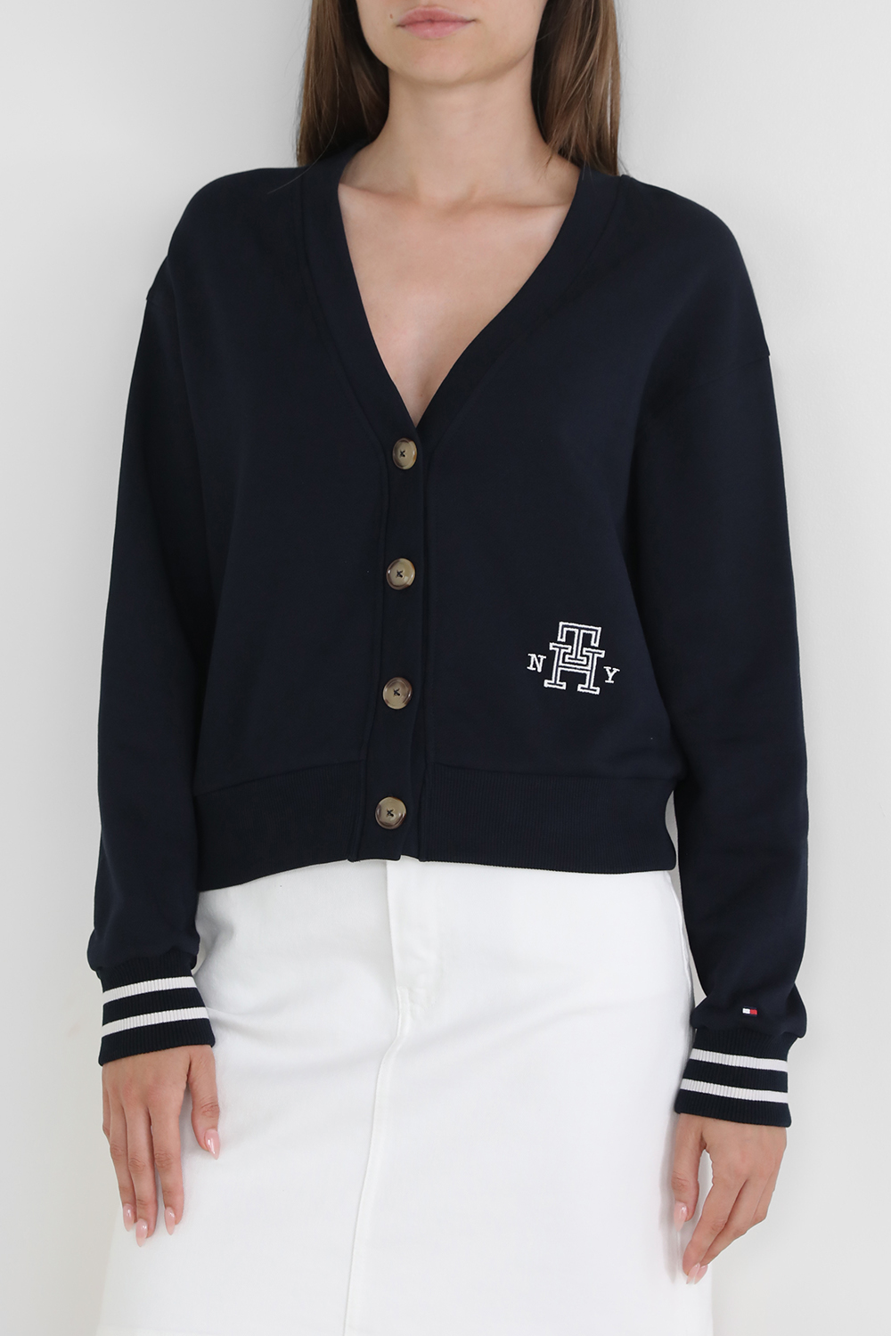 תמונת דוגמן קידמית של קרדיגן עם כפתורים