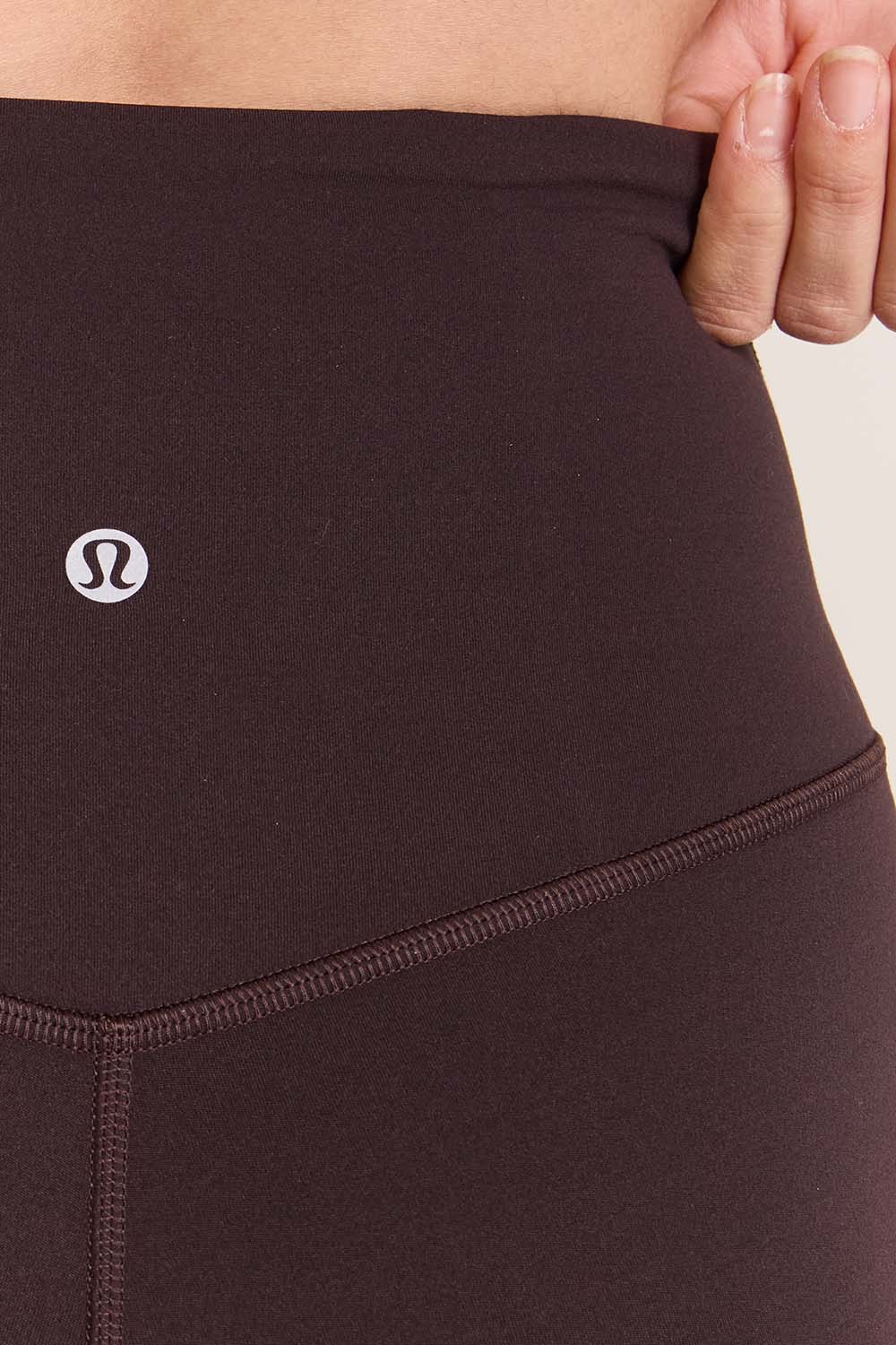 תמונת תקריב דוגמן של Align&trade; Mini-Flare Pant *Regular