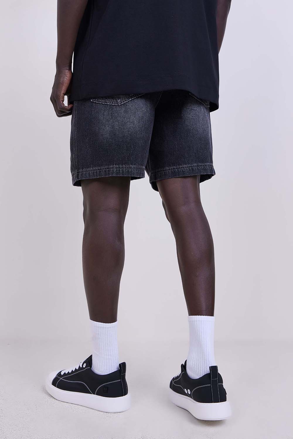 תמונת דוגמן אחורית של מכנסי ג'ינס ברמודה