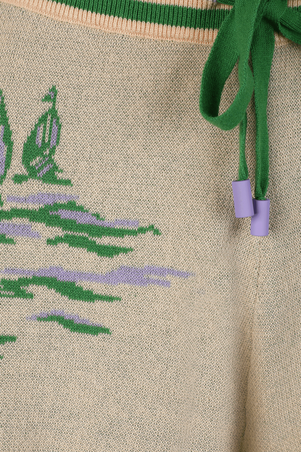 תמונה אחורית של מכנסי סריג קצרים עם רקמה