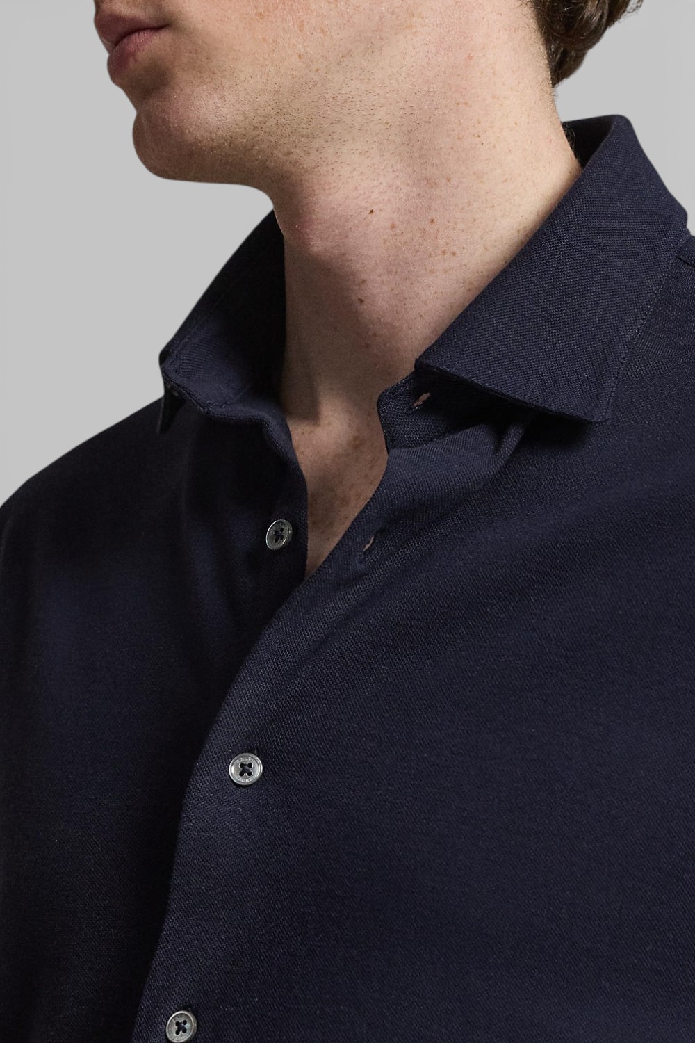 תמונת תקריב דוגמן של חולצה מכופתרת