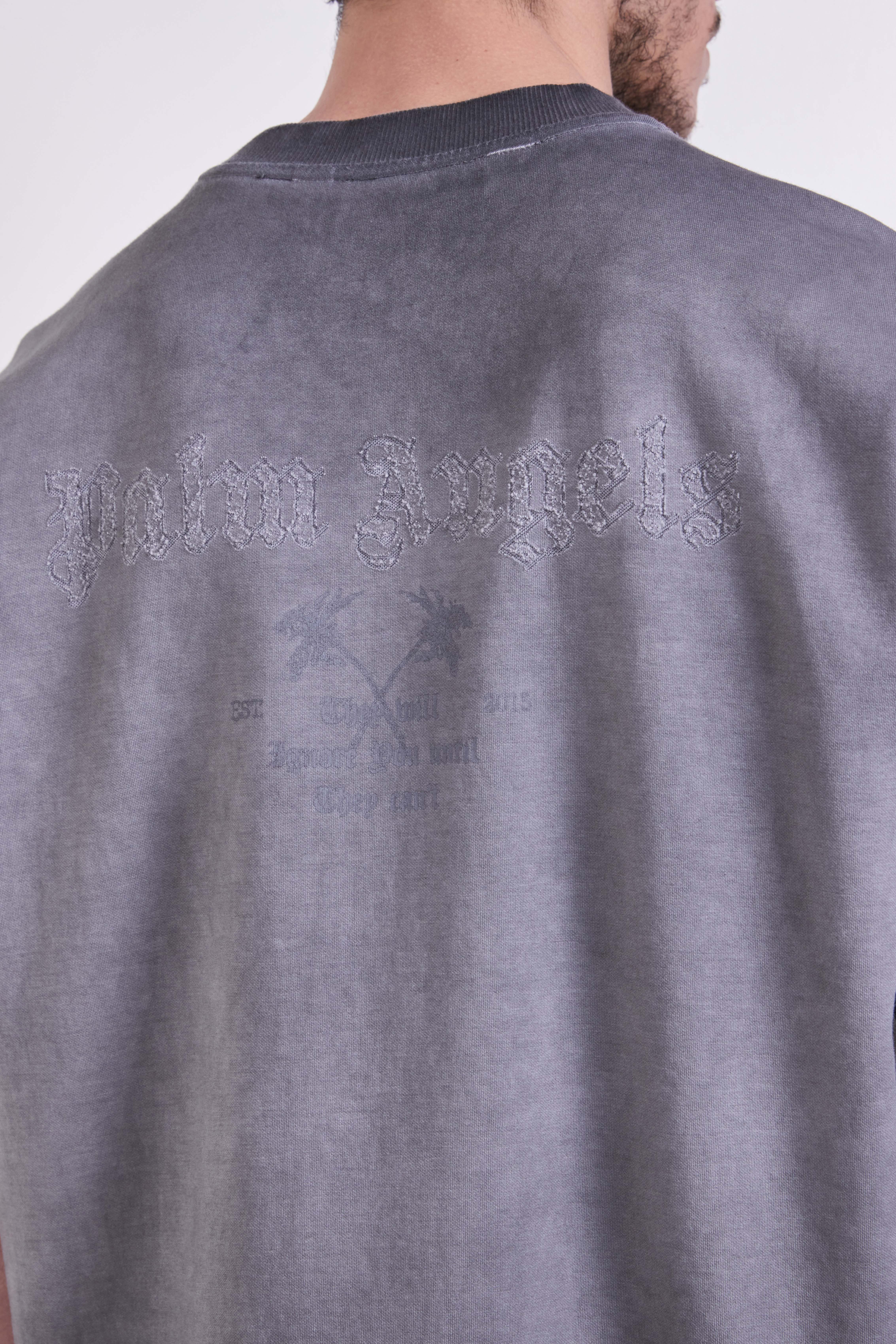 תמונת תקריב דוגמן של חולצת טי אוברסייז