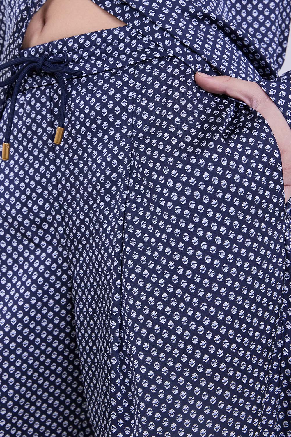 תמונת תקריב דוגמן של מכנסיים ארוכים סאטן