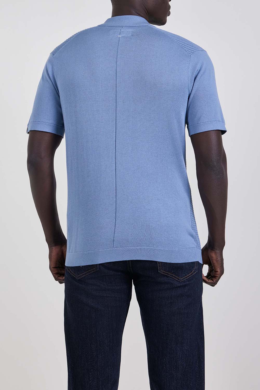 תמונת דוגמן אחורית של חולצת פולו