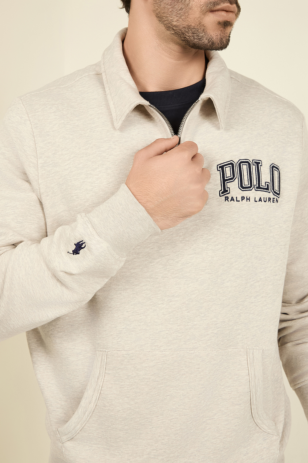 תמונת תקריב דוגמן של סווטשירט פולו