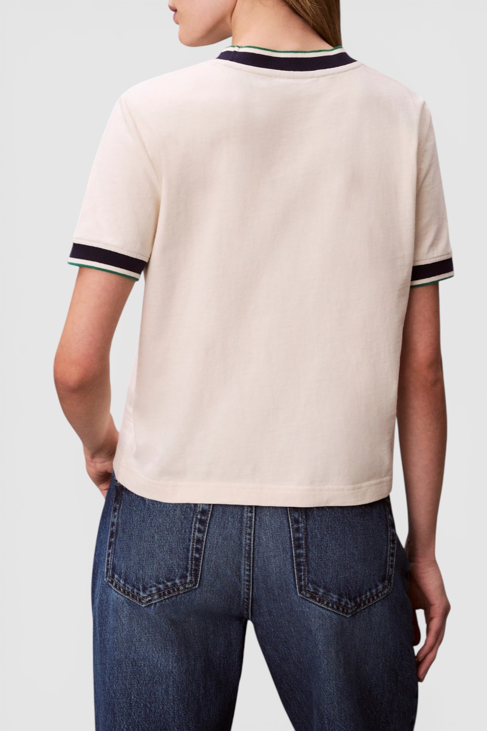 תמונת דוגמן אחורית של חולצת טי