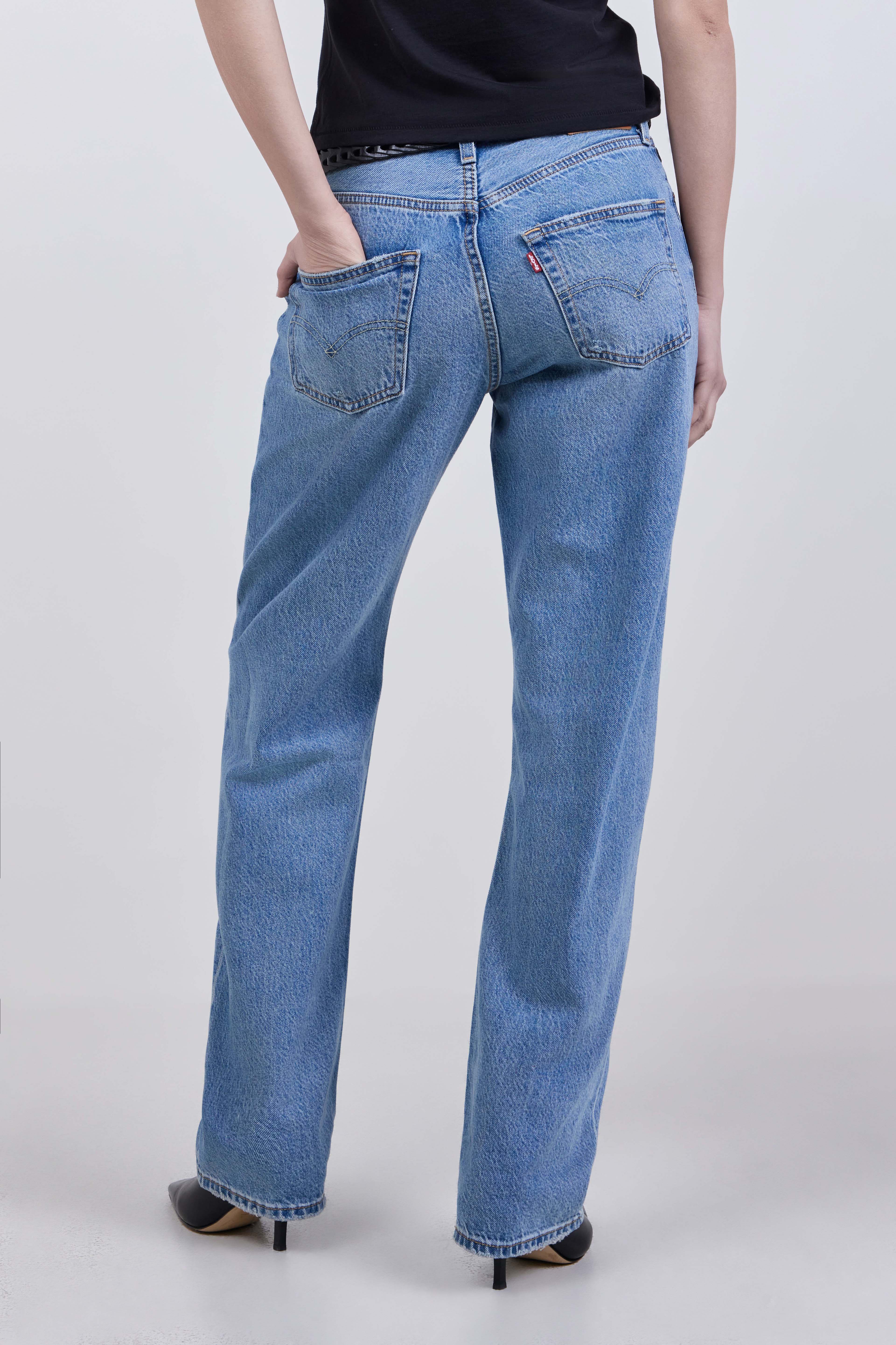 תמונת דוגמן אחורית של מכנסי ג'ינס 501 90S בגזרה ישרה