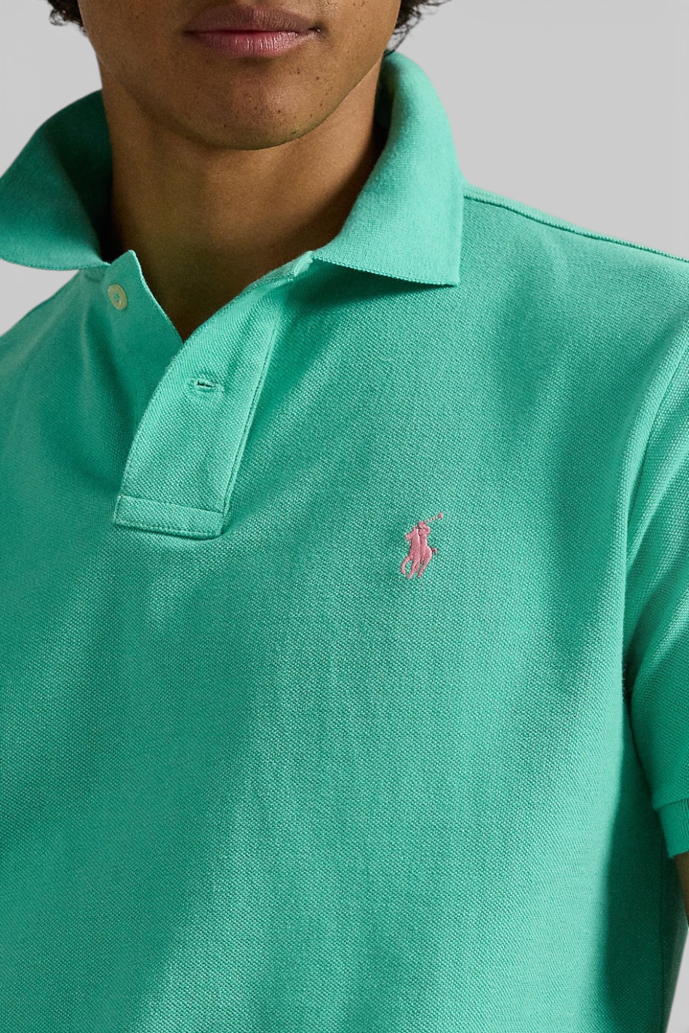 תמונת תקריב דוגמן של חולצת פולו