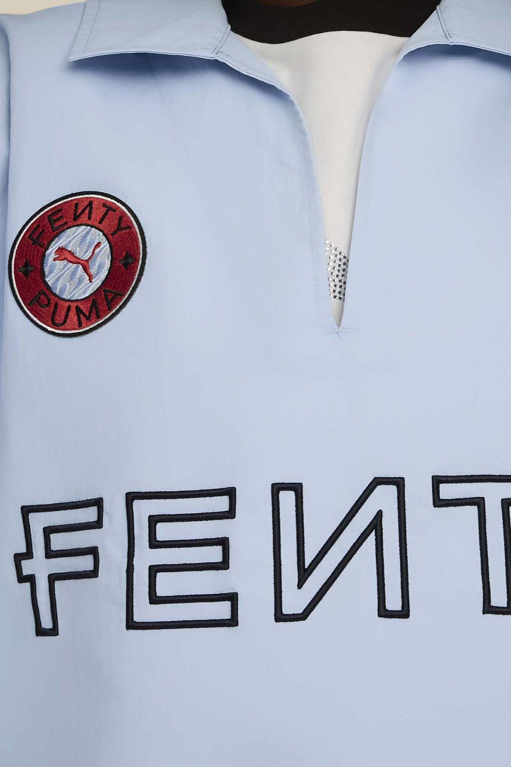 תמונת תקריב דוגמן של סווטשירט פומה X פנטי