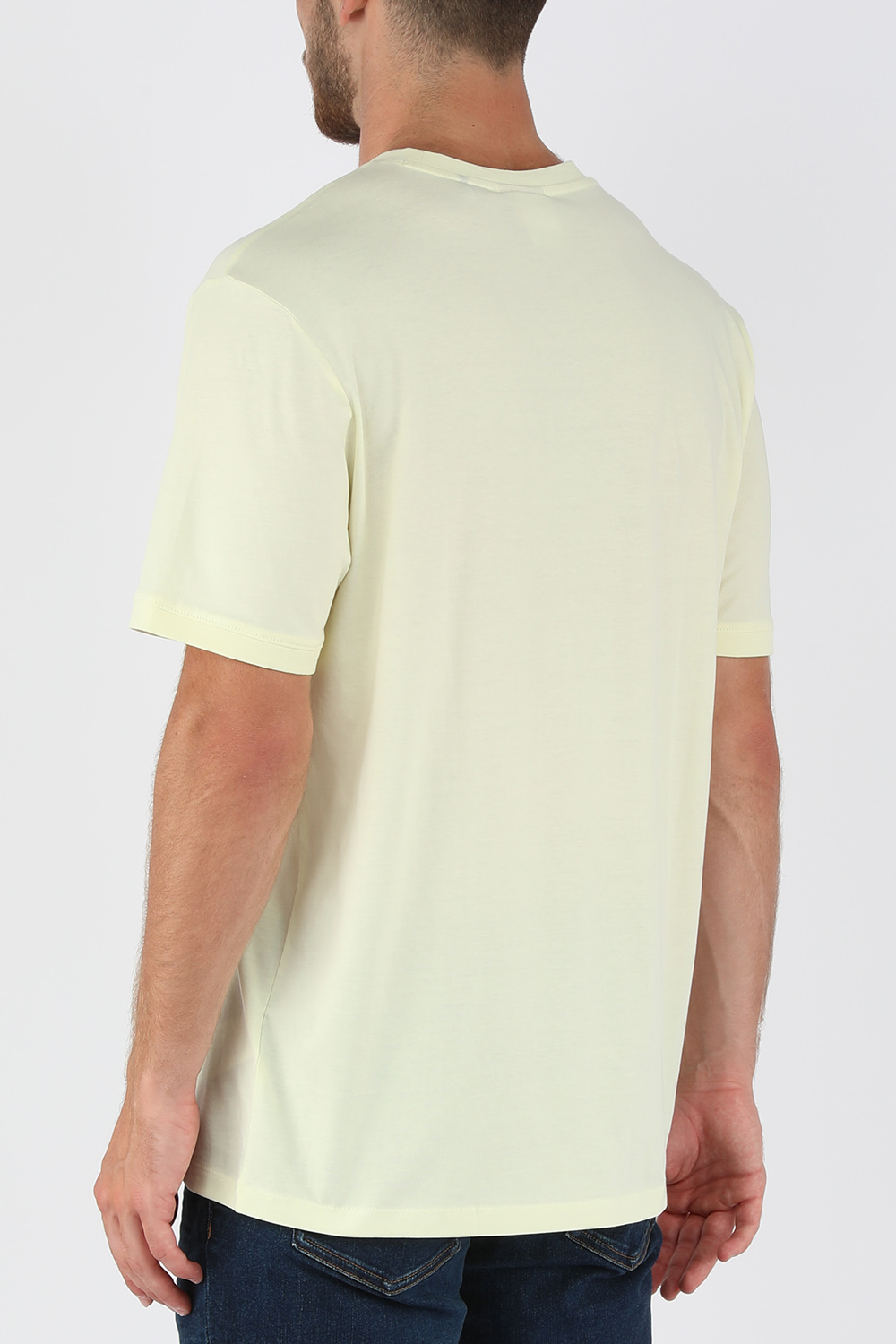 תמונת דוגמן אחורית של חולצת טי עם הדפס לוגו