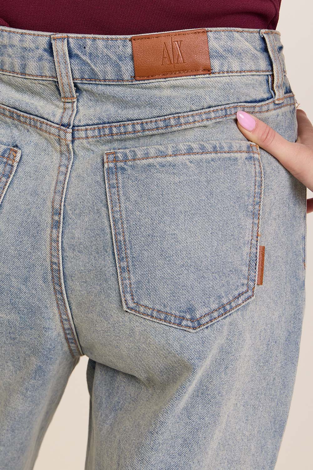 תמונת תקריב דוגמן של מכנסי ג'ינס בגזרה ישרה