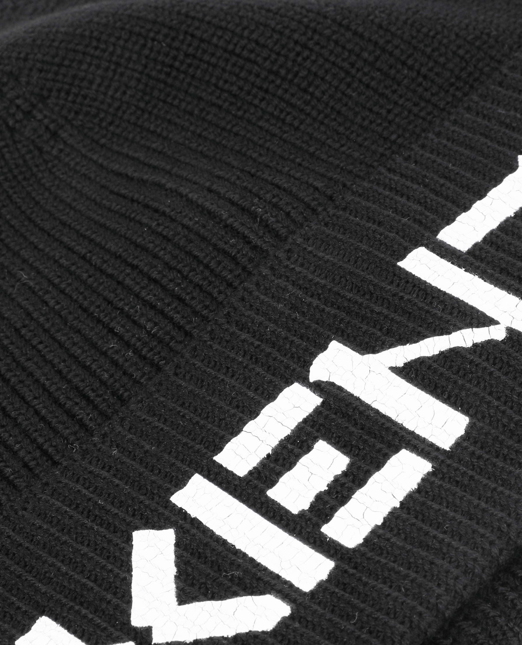 תמונת תקריב של כובע גרב שחור עם לוגו