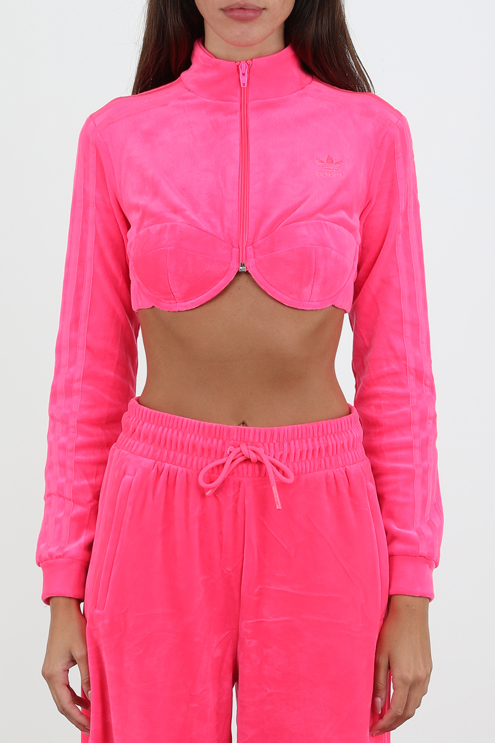 תמונת דוגמן קידמית של ג'רמי סקוט לאדידס חולצת קרופ מרוכסנת בגוון ורוד