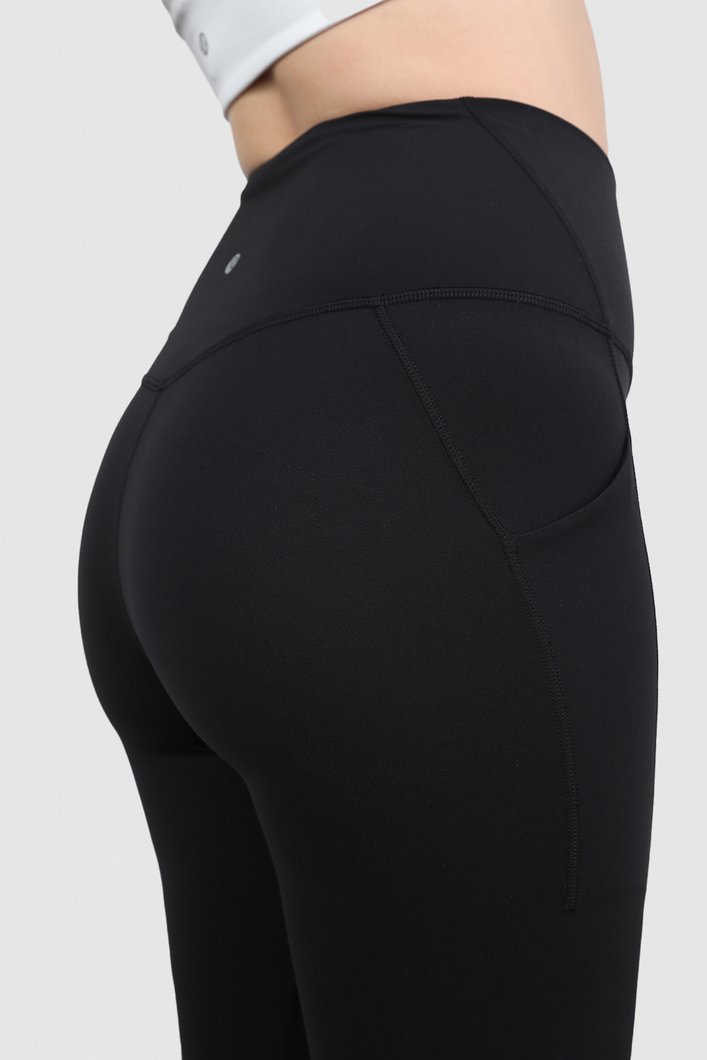 תמונת תקריב דוגמן של Align Hr Crop 23Inch Pockets