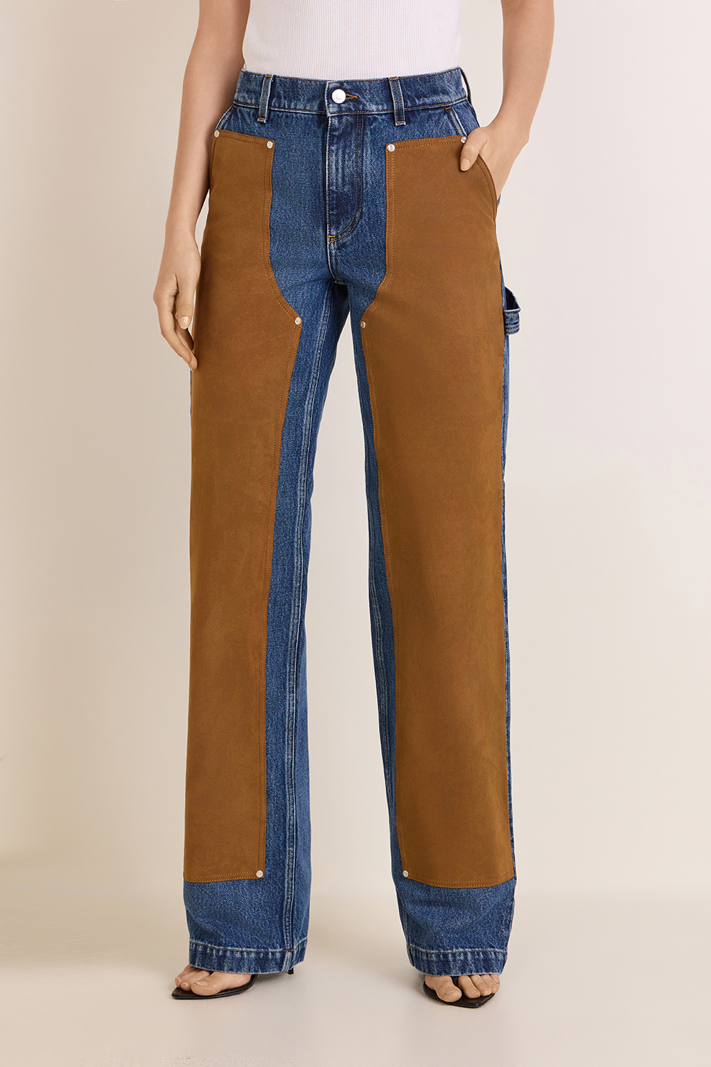 תמונת דוגמן קידמית של מכנסי ג'ינס ישרים ופאץ' עור טבעוני