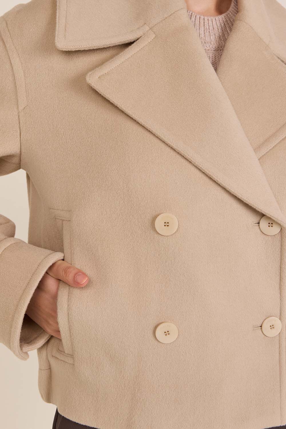 תמונת תקריב דוגמן של ז'קט צמר וקשמיר