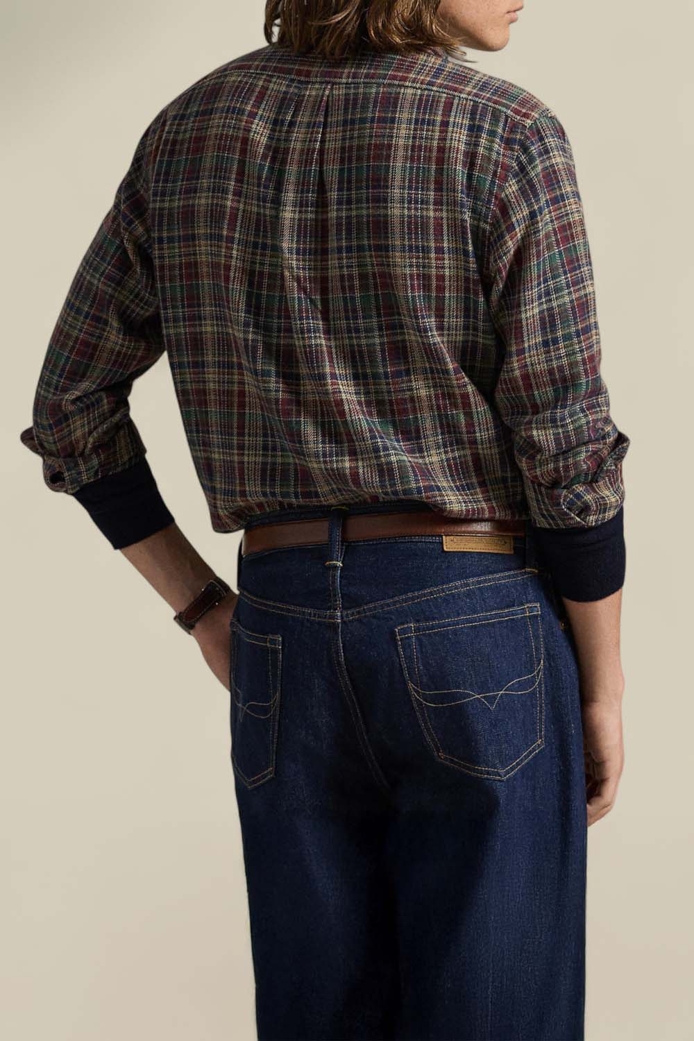 תמונת דוגמן אחורית של חולצת כפתורים מפלאנל