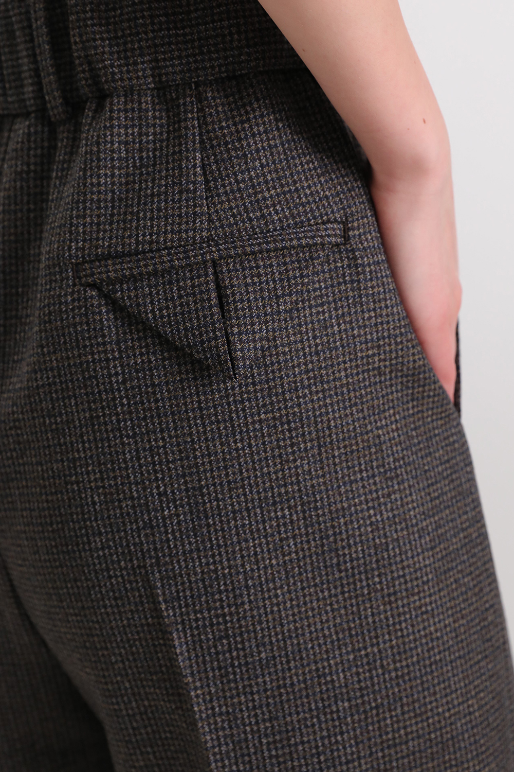 תמונת תקריב דוגמן של מכנסי צמר ארוכים