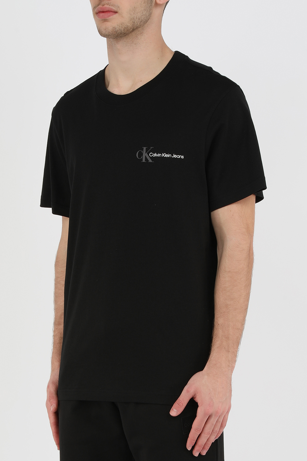 תמונת דוגמן קידמית של חולצת טי שחורה עם לוגו בגב