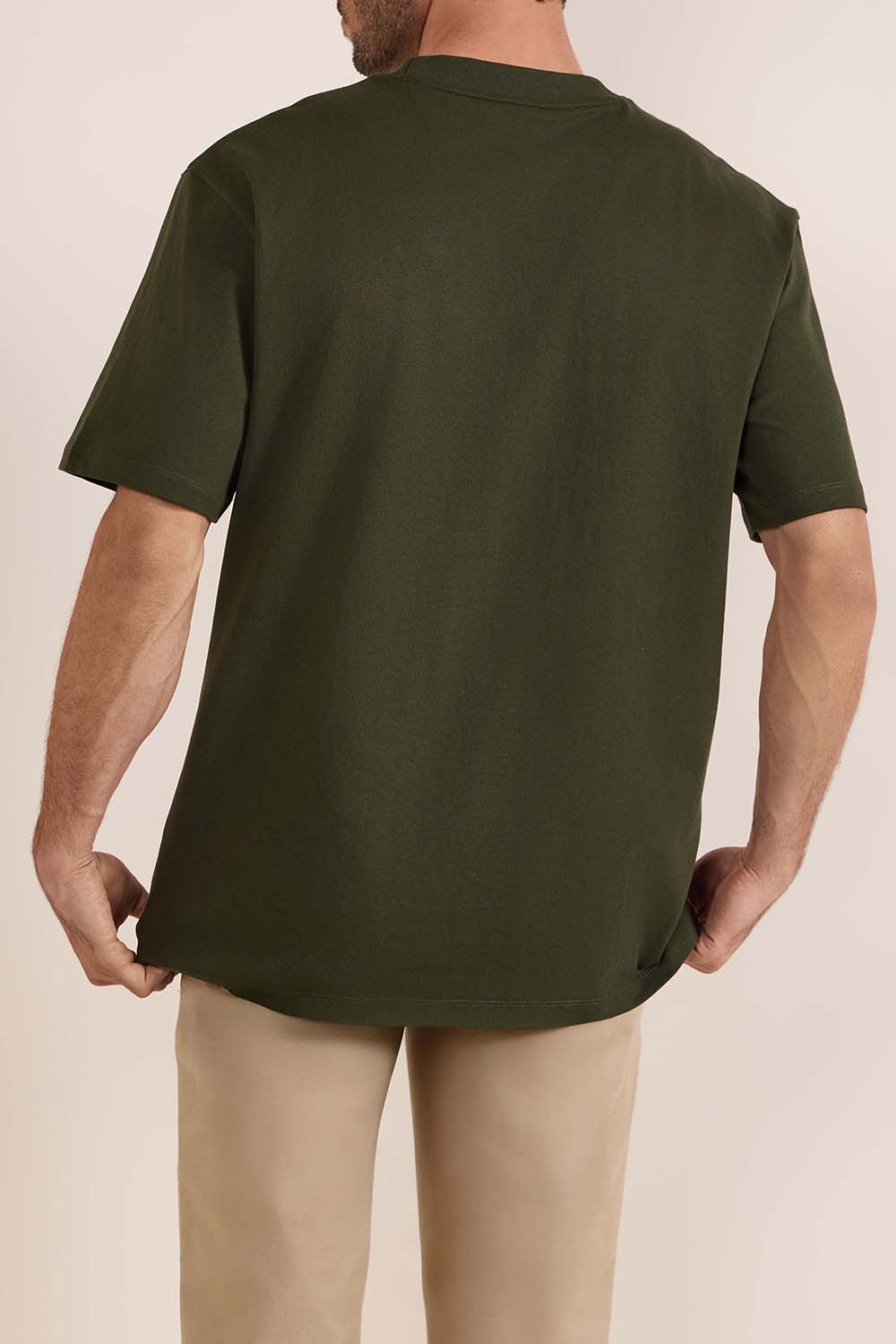 תמונת דוגמן אחורית של חולצת טי משוחררת