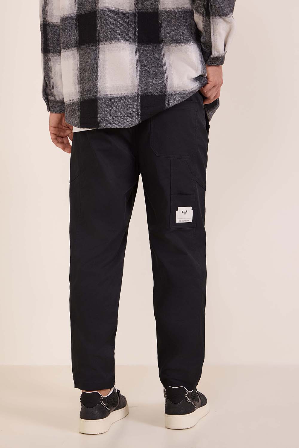 תמונת דוגמן אחורית של מכנסיים