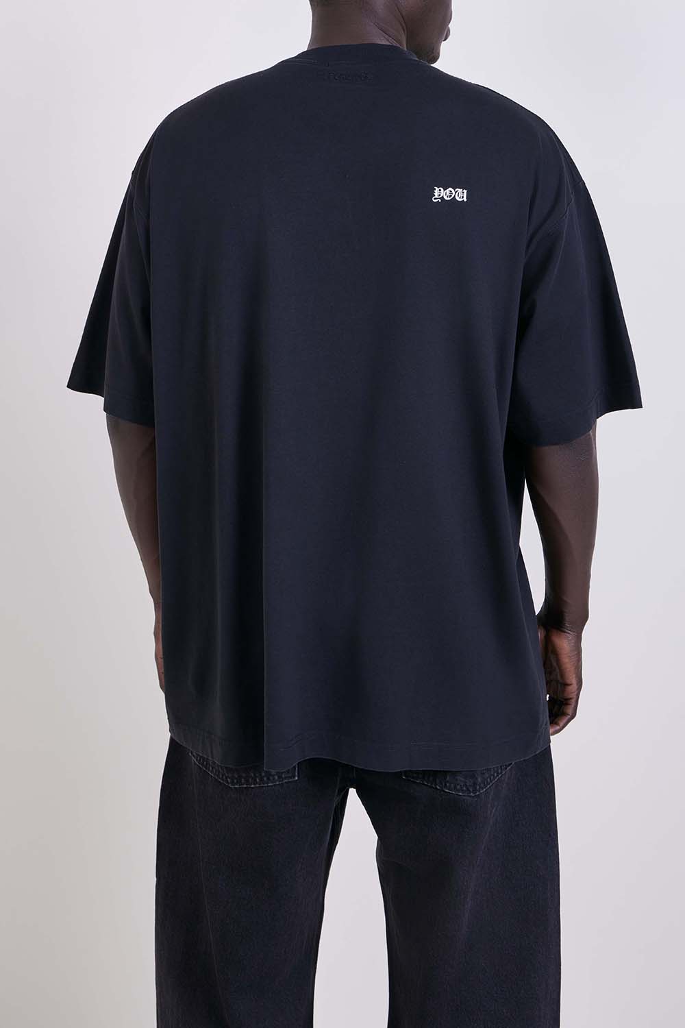 תמונת דוגמן אחורית של חולצת טי