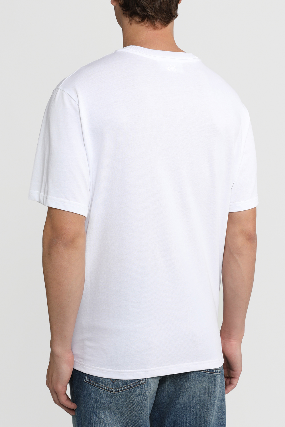 תמונת דוגמן אחורית של חולצת טי עם הדפס