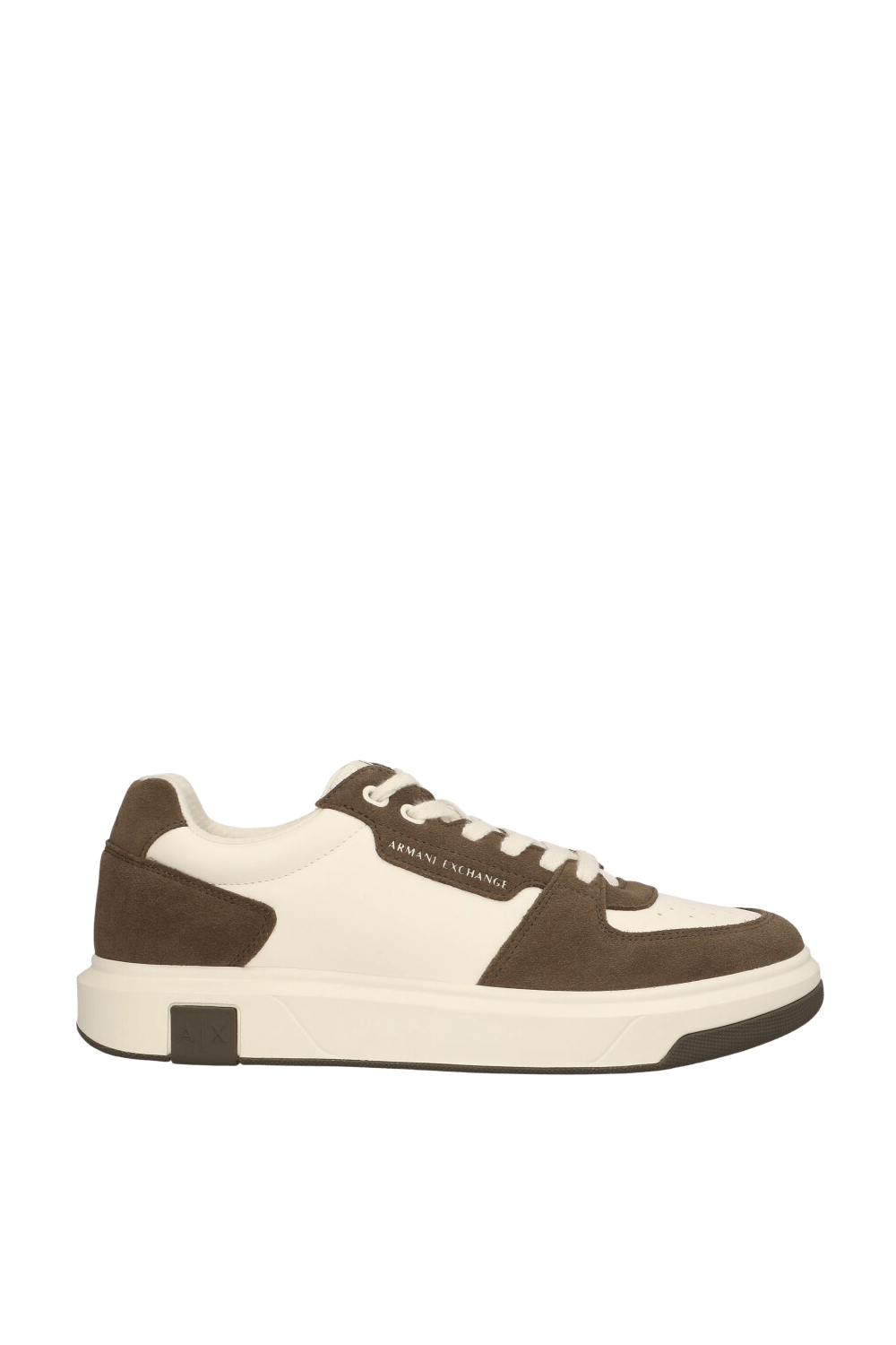 תמונה קידמית של נעלי סניקרס