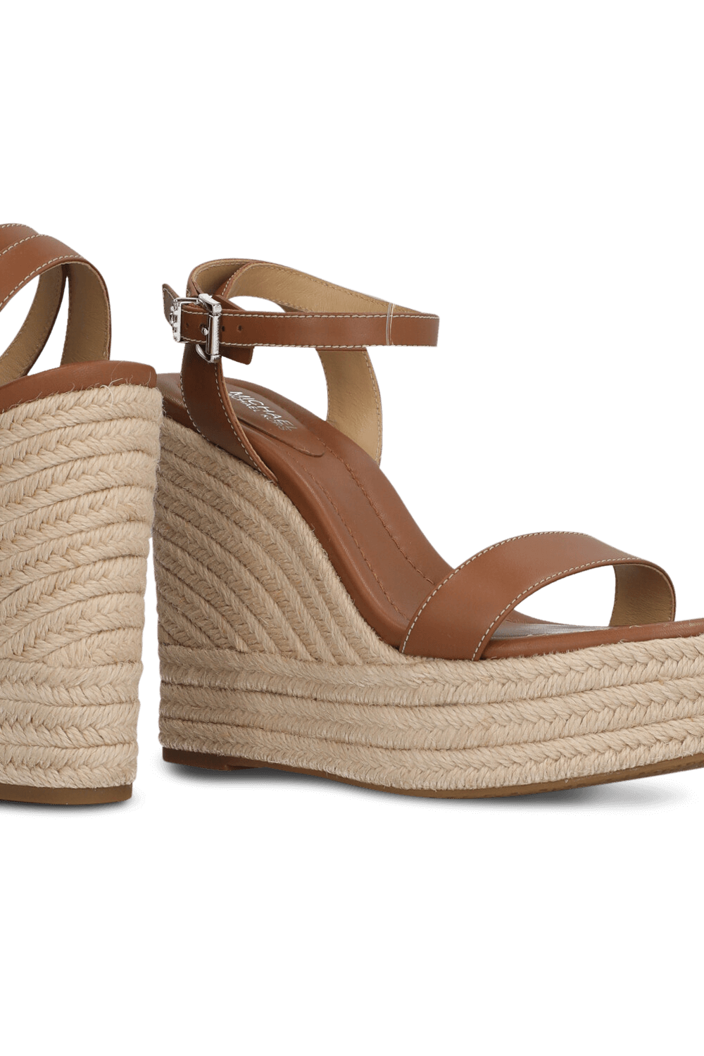 תמונת תקריב של סנדלי פלטפורמה וודג' 13 סמ