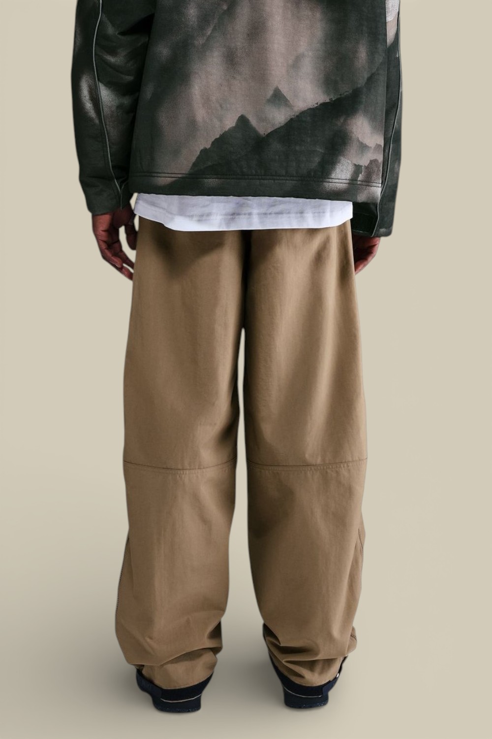 תמונת דוגמן אחורית של מכנסיים בגזרה משוחררת נייקי X סטוסי